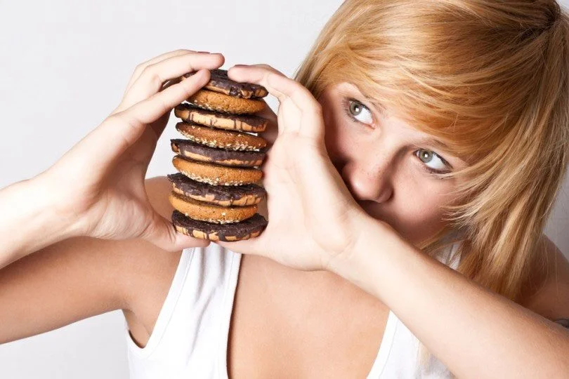 Quei momenti pre-ciclo in cui ti viene voglia di mangiare la cioccolata ma  anche… 